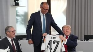 Videó: a német kancellár Trump 47-es focimezzel lepi meg Trumpot a G7-en
