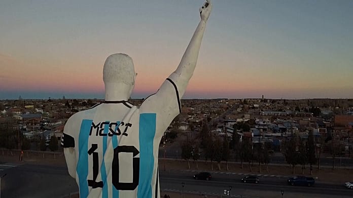 Óriási Messi-szobor tiszteleg Argentína vb-hőse előtt