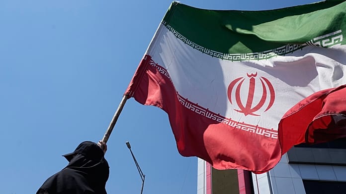 Több hullámban támadott iráni célpontokat az USA, Irán válaszul öbölmenti országokat lőtt