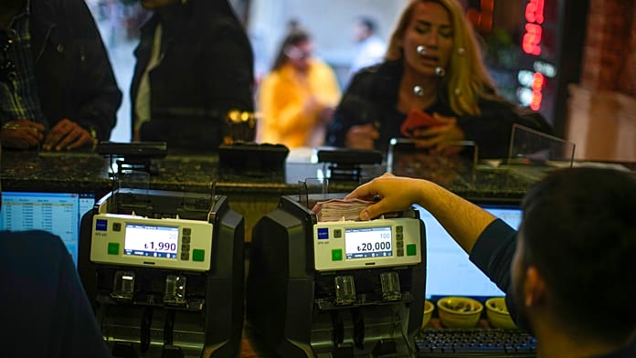 Egy hiba miatt ezer milliárd líra került egy török férfi bankszámlájára, de nem fér hozzá