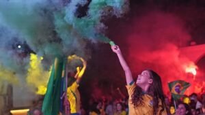 Brazil szurkolók ünnepelnek a drámai vb-győzelem után Japán ellen