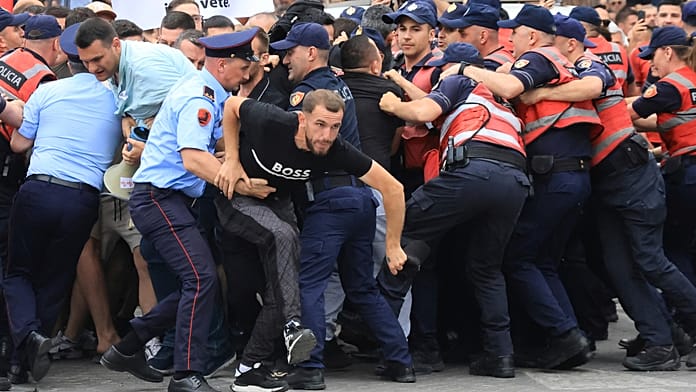Albánia: negyedik napja tart a tiltakozás a Trump-közeli üdülő ellen