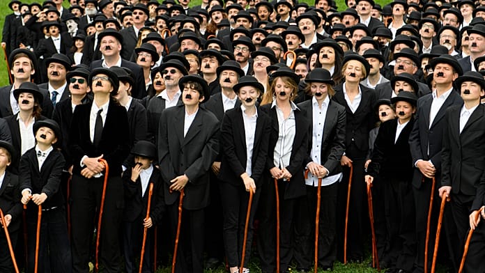 Százak Charlie Chaplinként világrekordot kísérelnek meg Svájcban