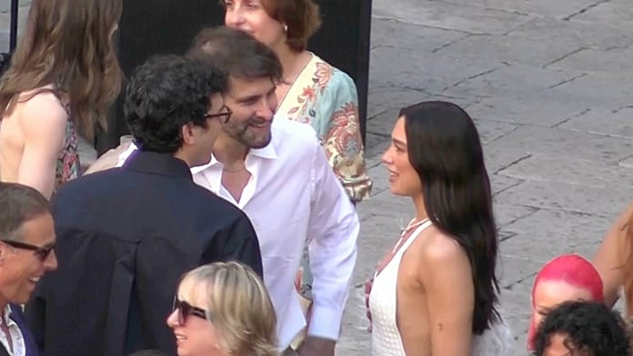 Dua Lipa és Callum Turner vendégekkel ünnepelnek szicíliai esküvői partijukon
