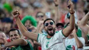 Algériaiak ünnepelnek: drámai döntetlennel továbbjutnak a vb-n