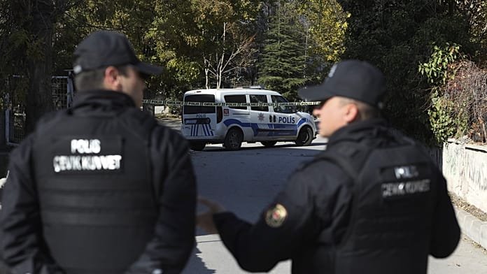 A NATO-csúcs előtt civileket, újságírókat és tudósokat tartóztatnak le Törökországban