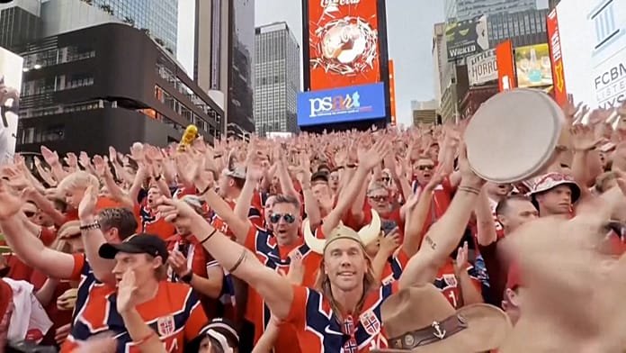 Norvég szurkolók elárasztják a Times Square-t viking evezéssel