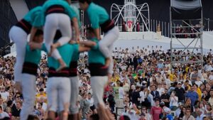 Spanyolország: embertorony fogadja Leo XIV. pápát barcelonai ifjúsági virrasztáson