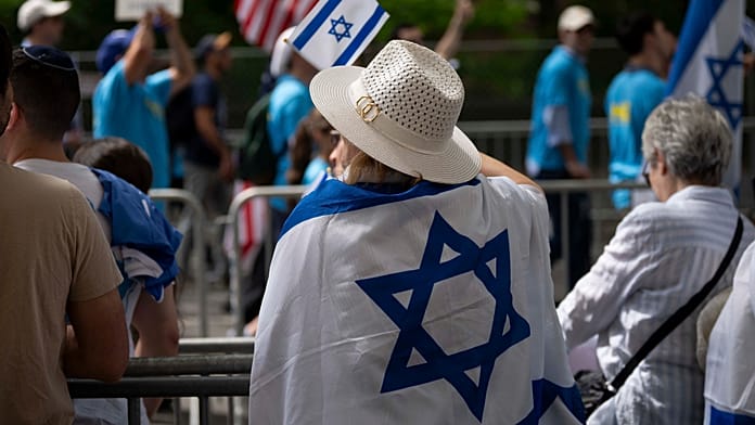 Több ezren az éves Izrael-napi felvonuláson New Yorkban