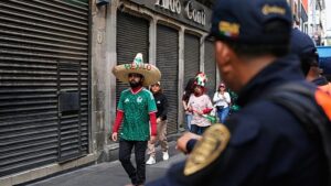 Szurkolók lepik el a Mexico City Stadiont a világbajnokság rajtja előtt