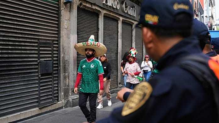 Szurkolók lepik el a Mexico City Stadiont a világbajnokság rajtja előtt