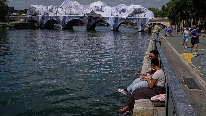 Tömegek özönlenek JR óriási barlanginstallációjához a párizsi Pont Neufre
