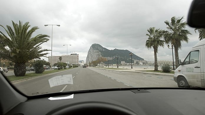 Gibraltár 35 év után lekerül a spanyol adóparadicsomok listájáról, Oroszországot viszont felírták