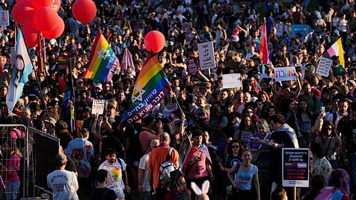 Ezrek vonulnak a jeruzsálemi pride-felvonuláson szigorú biztonsági intézkedések mellett