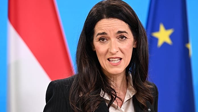 Orbán Anita hazarendel 37 nagykövetet