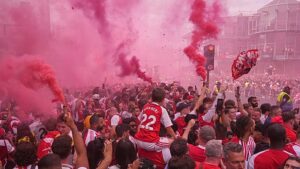 Arsenal-szurkolók ellepik London utcáit a győzelmi felvonuláskor