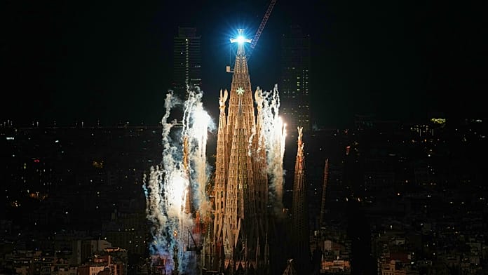 Spanyolország: XIV. Leó pápa megáldotta a Sagrada Famíliát, a világ legmagasabb templomát