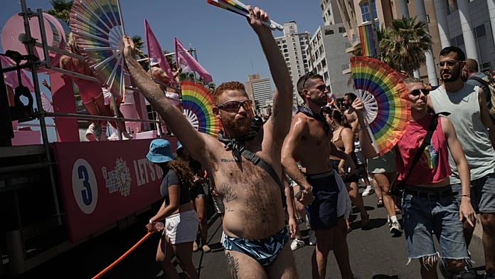 Izraeliek ünneplik az első tel-avivi Pride-felvonulást az október 7-i támadás óta