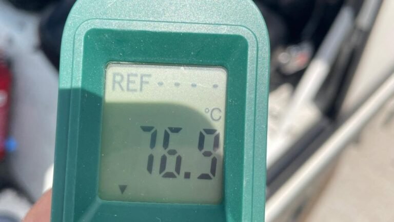 76.9 °C-os műbőr ülésen ült egy reptéri dolgozó, Vitézy Dávidhoz fordult a szakszervezet