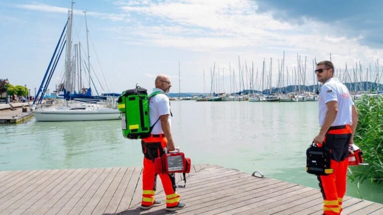 Fejest ugrott a sekély Balatonba, mentőhelikoptert kellett hívni a strandoló férfihoz