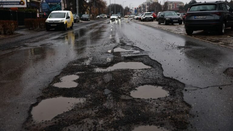 Újfajta, gyors és hatékony kátyúzást tesztelnek Magyarországon