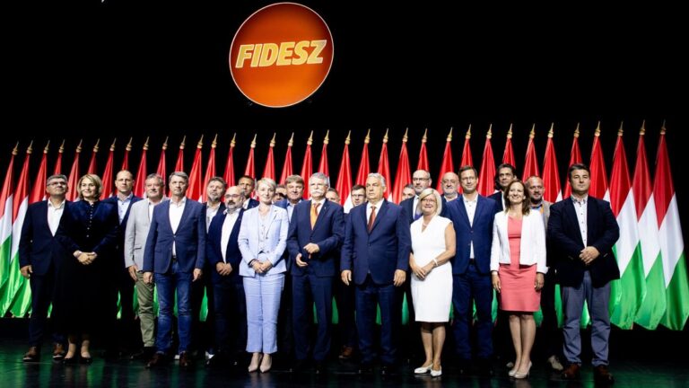 Kuruc vagyok, nem hátrálok meg! – újraválasztották Orbán Viktort a Fidesz elnökévé + videó