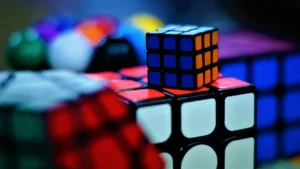 Szabadesés közben rakta ki a Rubik-kockákat