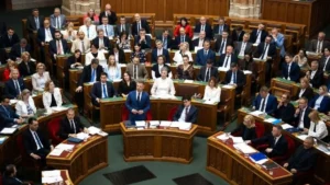 Szinte teljesen eltüntetné a jelenlegi ellenzéki frakciókat a Tisza-kormány az Alaptörvény 17. módosításával