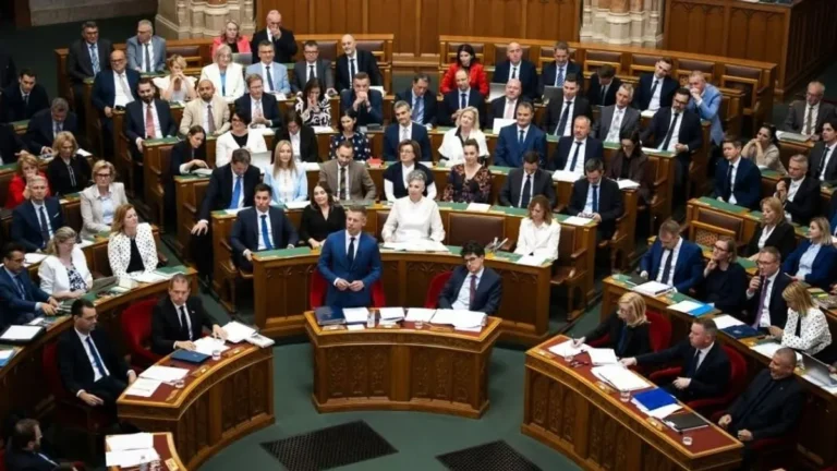 Szinte teljesen eltüntetné a jelenlegi ellenzéki frakciókat a Tisza-kormány az Alaptörvény 17. módosításával