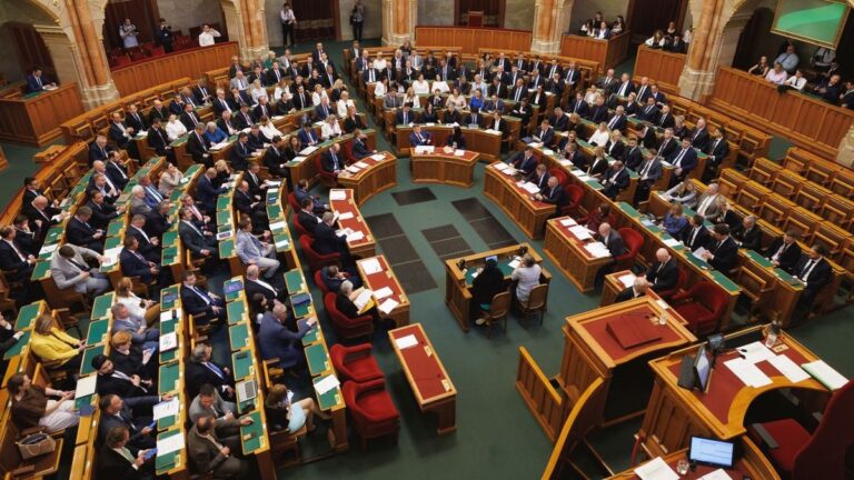 Fontos döntések előtt a parlament: vizsgálóbizottságok, devizahitelesek és a Szuverenitásvédelmi Hivatal ügye is napirenden