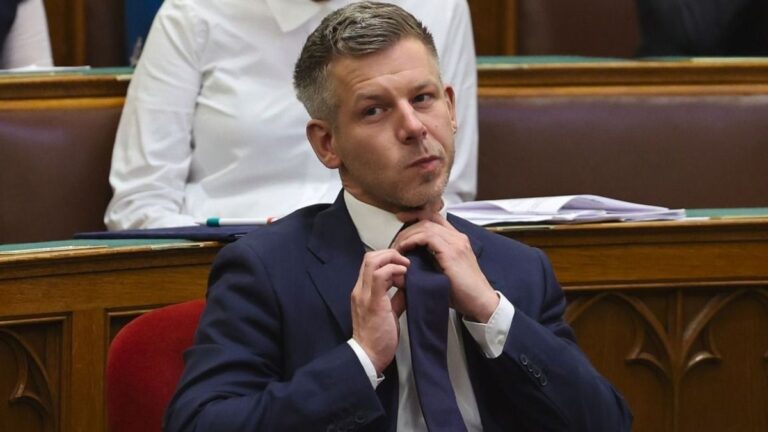 Ennyit a közmédia függetlenségéről: további lemondásokat követel Magyar Péter
