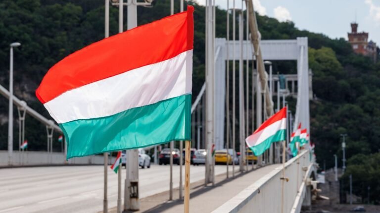 A normalitás lobogóit lengeti az igazság szele Budapest szívében is