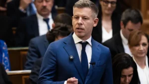 Nem fogja elhinni, kihez hasonlítják Magyar Pétert! Bóknak aligha nevezhető
