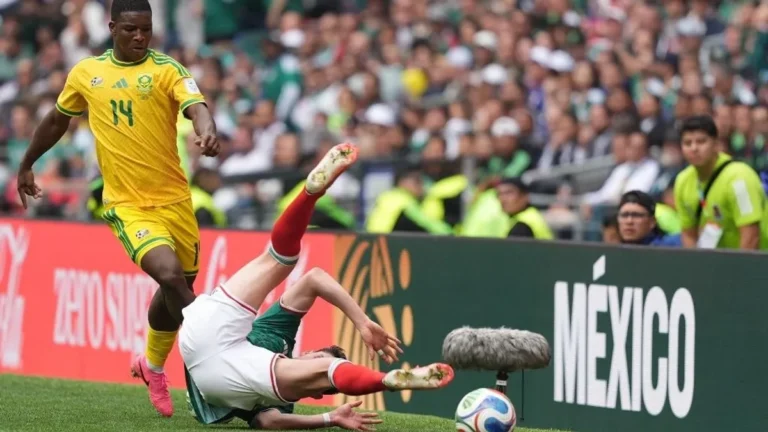 32 év után villant újra a piros lap a vb-nyitómeccsén, rögtön három is