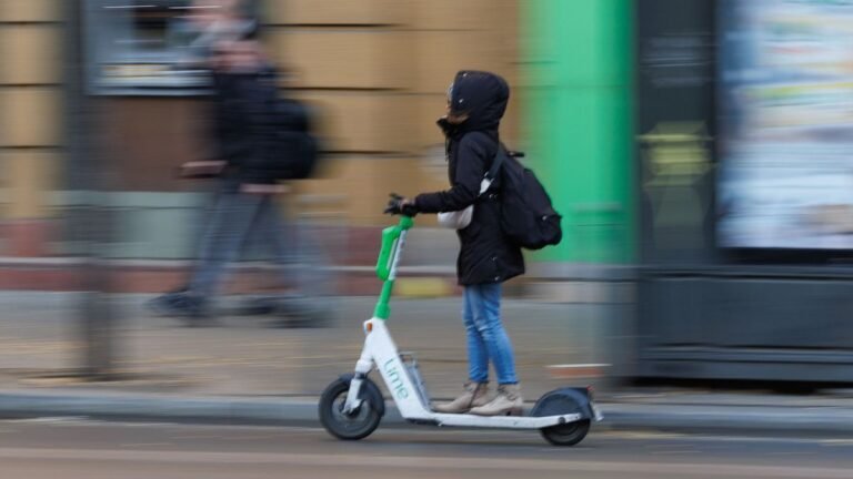 Sok autós jár pórul az e-rolleresek miatt, nagyon időszerű a KRESZ-módosítás