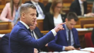 Fidesz: Méltatlanul támadja a kormány a magyar tudomány kiválóságait