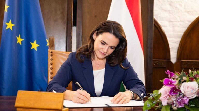 Elvenné Novák Katalin és Schmitt Pál juttatásait Magyar Péter