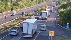 A leállósávon tolakodott egy autós, csattantó jött a végén, szó szerint + videó