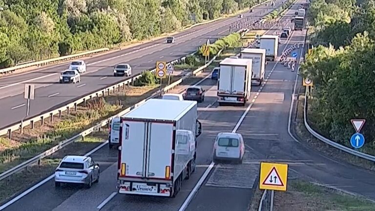 A leállósávon tolakodott egy autós, csattantó jött a végén, szó szerint + videó
