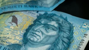 Szakértő mondta el az Origónak, hogy kik az erős forintárfolyam győztesei és vesztesei