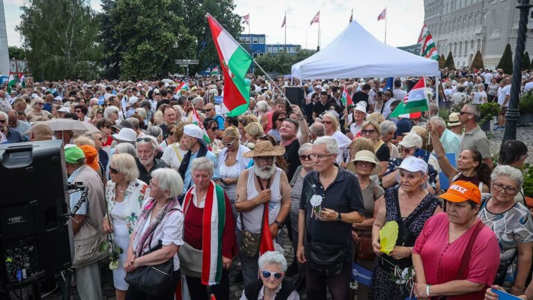 Elkezdődött a szimpátiatüntetés a Sándor-palotánál – Kövesse nálunk élőben! + videó