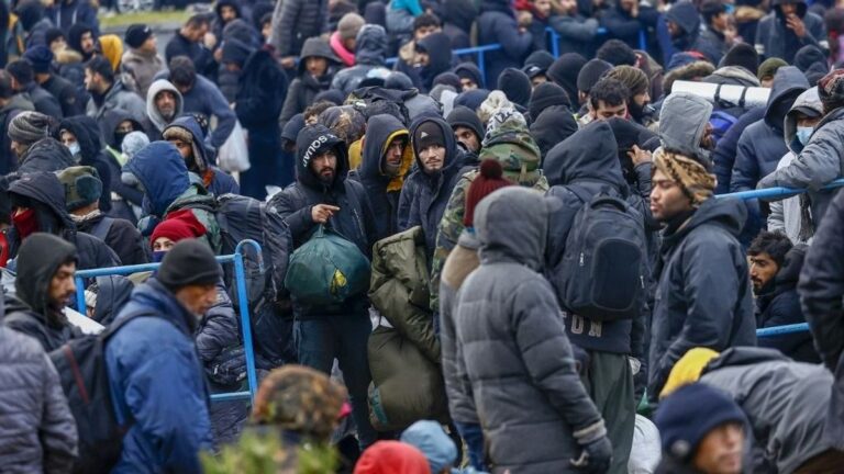 Határozati javaslatban utasítaná el a Fidesz és a KDNP a migrációs paktumot