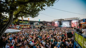 Tíz év emlékei egyetlen éjszakán: ezen a szombaton visszatér a Total Dance Cabrio a Budapest Parkba