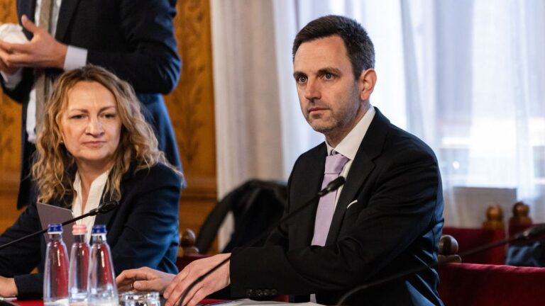 A tiszás politikusok még keresik a szavakat, a migrációs paktum ügye ráéghet a pártra