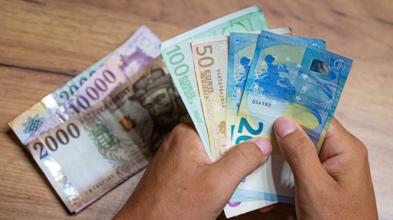 350 forint alatt az euró, 300-hoz közelített a dollár