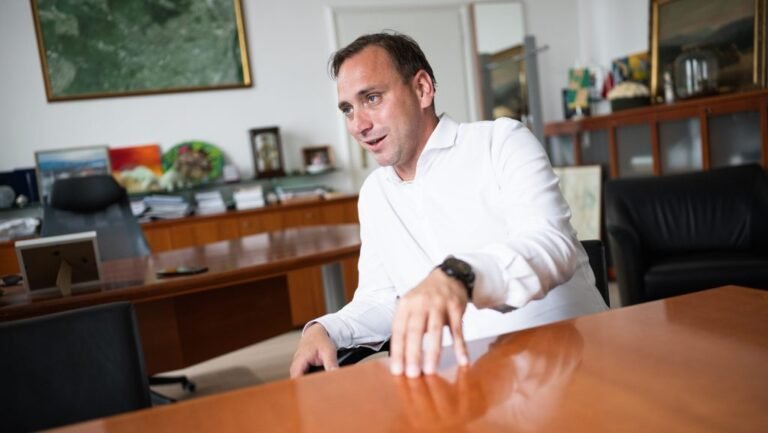 Hűsítő pontként hasznosul a letartóztatott Őrsi Gergely polgármesteri irodája
