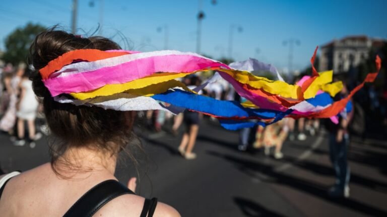 „Elfogadjuk, csak ne lássuk”: hogyan gondolkodnak ma a magyarok az LMBTQ‑kérdésekről?