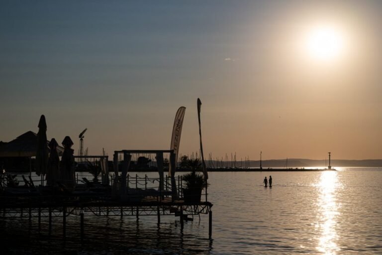 Vészesen melegszik a Balaton: Csaknem 33 Celsius-fokos vízfelszínt is mértek