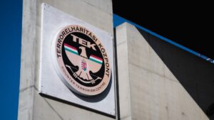 Telex: Feldarabolhatják a TEK-et