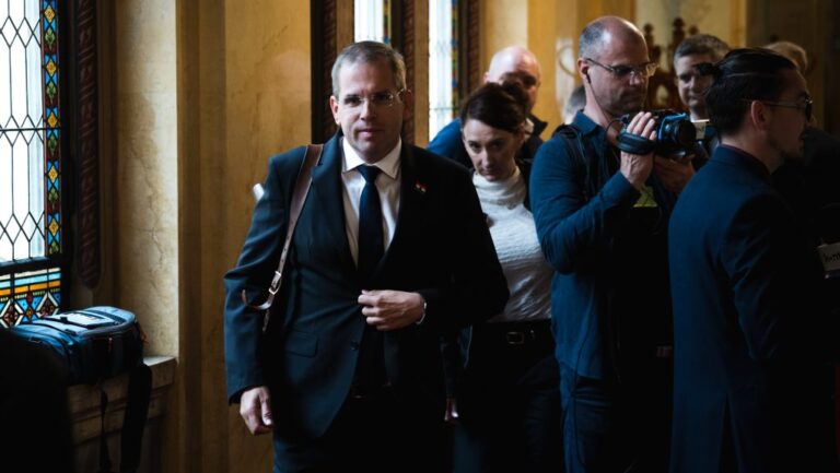 Több tucat embert rúgtak ki Ruff Bálint minisztériumából
